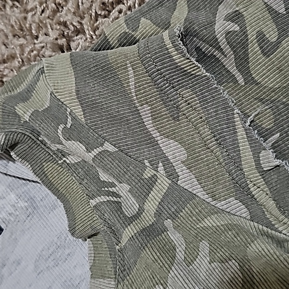 NWOT Von Dutch Deconstructed Camo Top Ribbed Scoop Neck Baby Tee Y2K 2000s Style - Picture 8 of 8